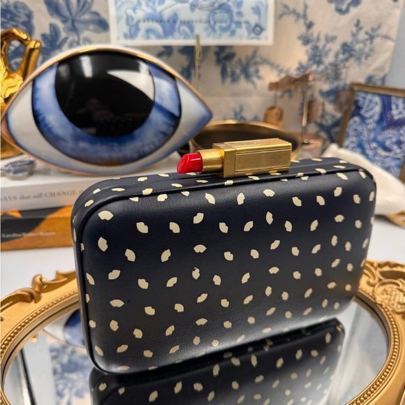🆕 LULU GUINNESS 🧿 NWOT Carrie Box Clutch with Lipstick Fastening, Lips Print - Picture 3 of 15